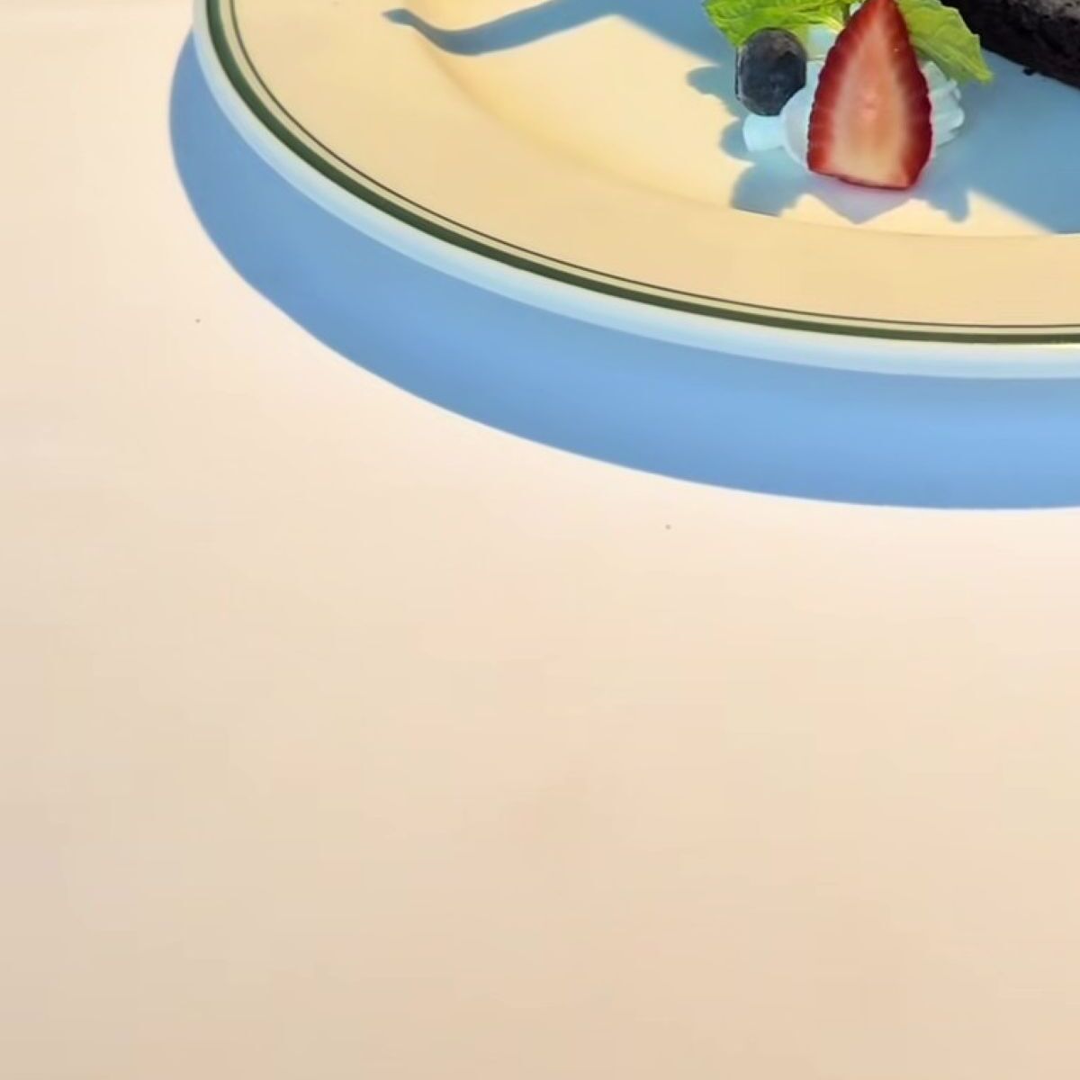 レストランで“チョコレートケーキ”を頼んだら……「目玉飛び出るかと思った」衝撃の1皿に「やばすぎる」と109万表示 | グルメ ねとらぼ