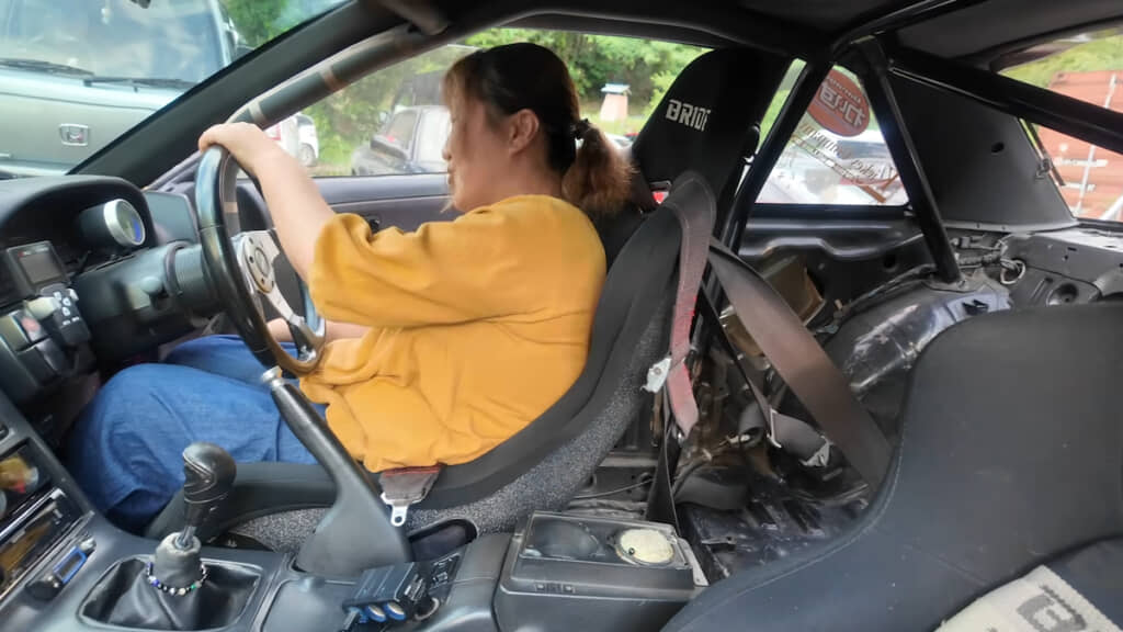 運転席に座ってみせるゆりりんさん（運転中ではありません）