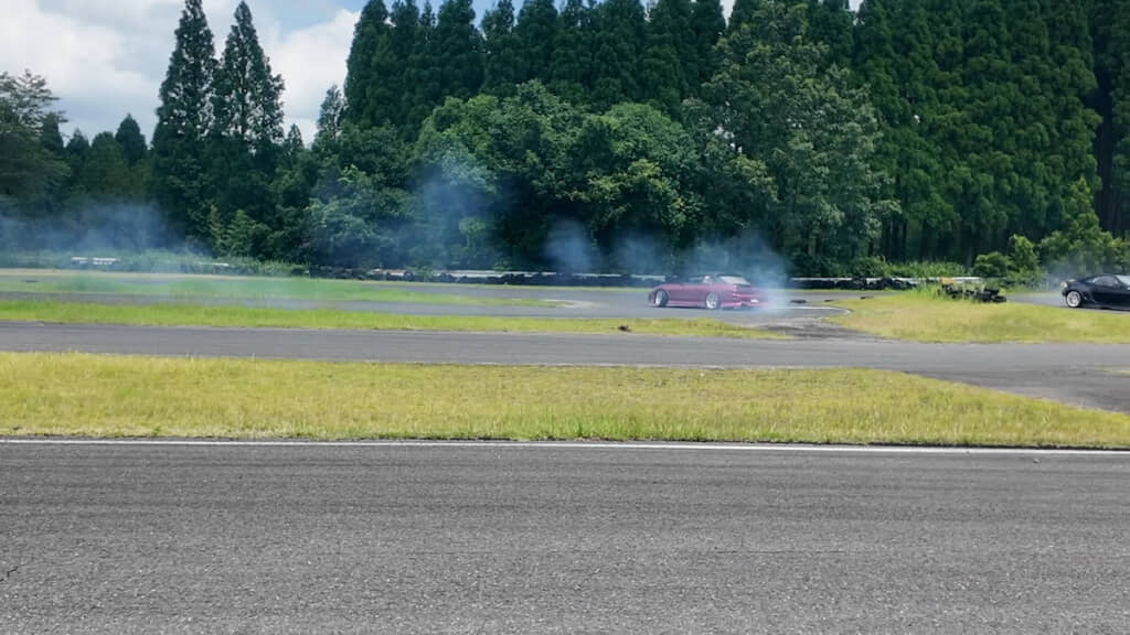 白煙を立ててドリフト