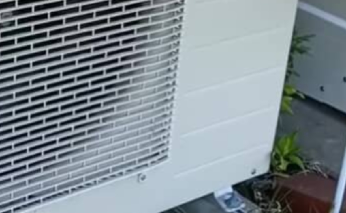 室外機に100均アイテムをかぶせると…… お手軽な日光対策に「ちゃんと空間ができてグー」「これで楽します」(1/3) | ライフハック ねとらぼ