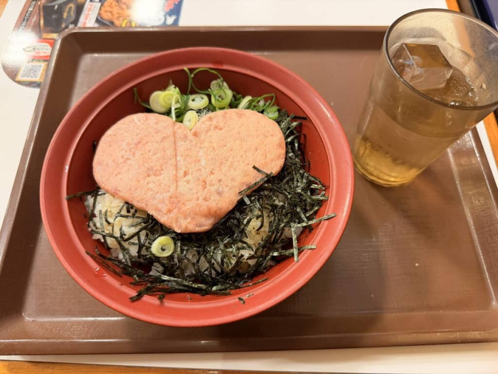 たたきがハート型に盛られたまぐろのたたき丼