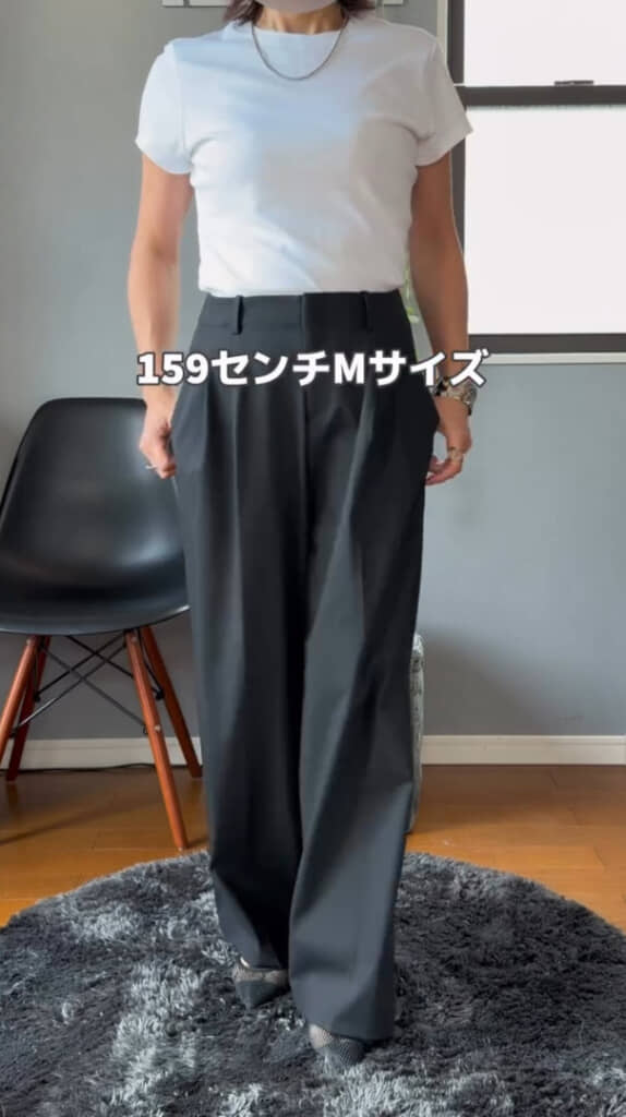 ユニクロの「スマートワイドストレートパンツ」をはいた印象は……