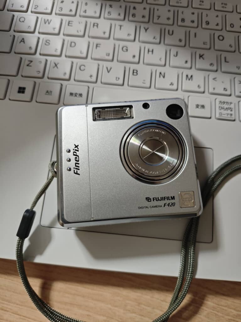 ハードオフで買ったカメラのデータを確認すると、なんと“自分の家族写真”が入っていました!(画像提供:bayasi1100/@bayasi_1100さん)