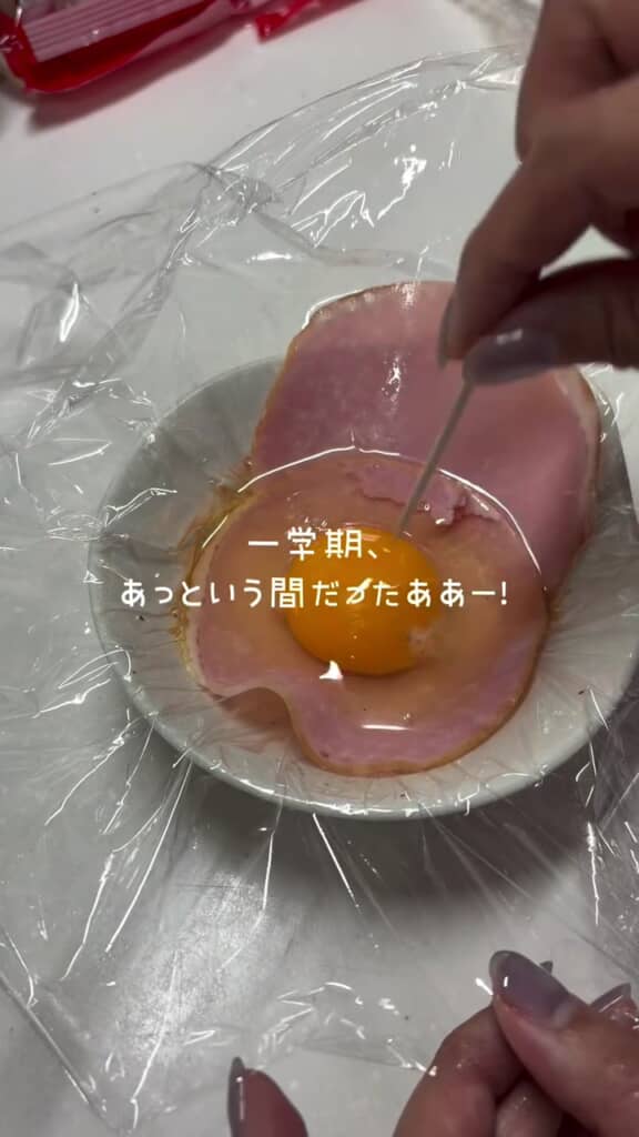 レンジで作るハムエッグもおいしそう(黄身の部分に穴を開けて、爆発しないようにしましょう)
