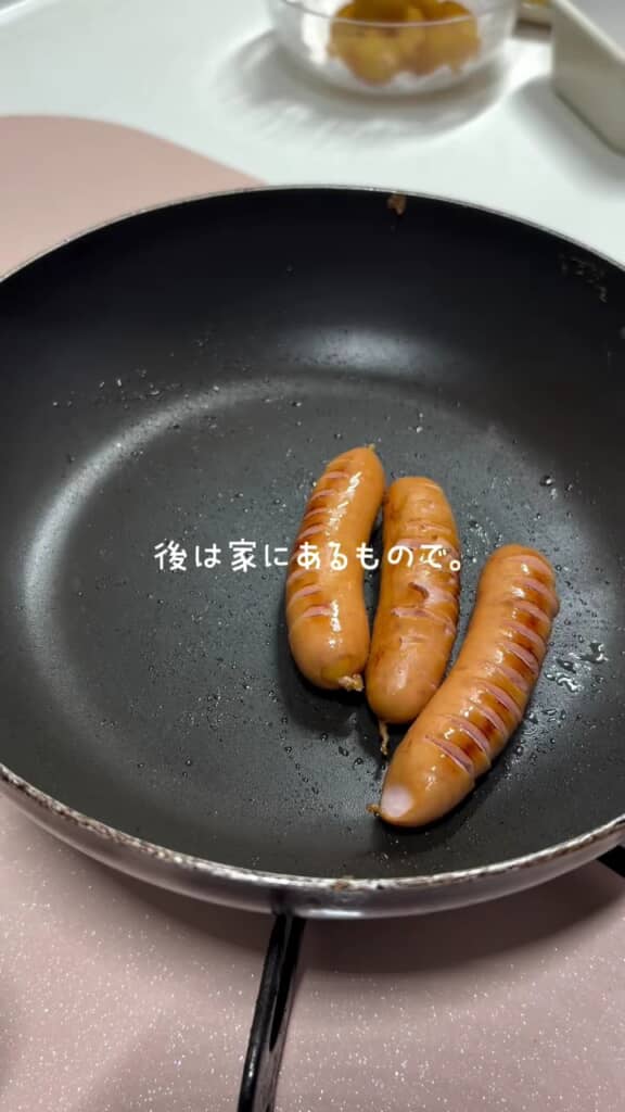 切れ目を入れたウインナーを焼きます