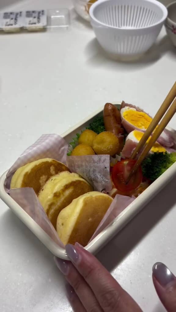 彩りよくパンケーキとおかずを詰めていきます
