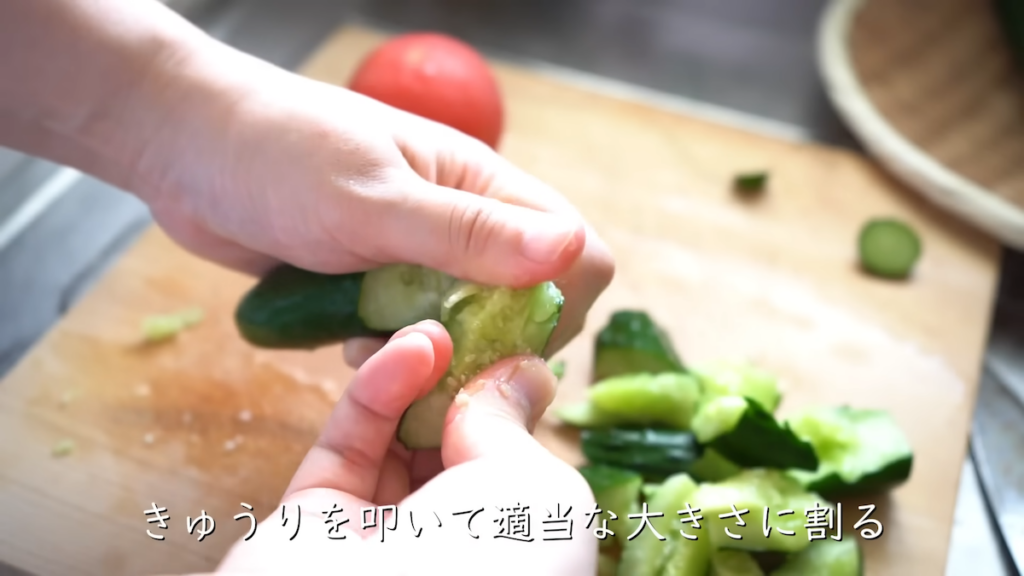 「夏野菜のウマだし和え」を作る