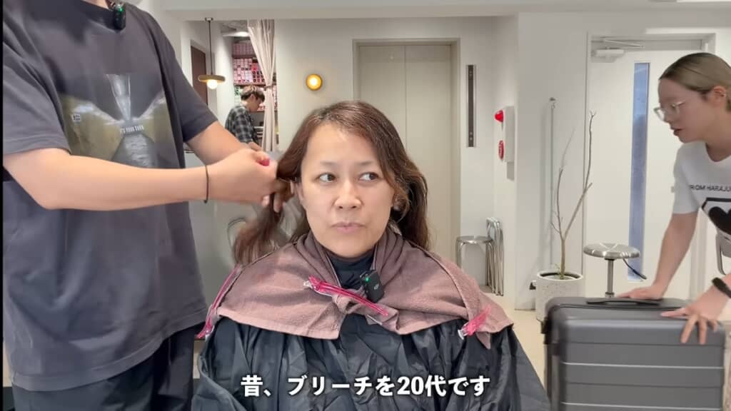 髪をカラーリングして