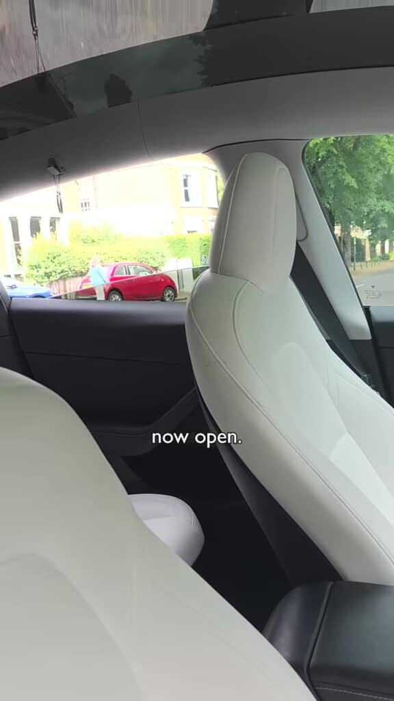 車の窓が開いたところ