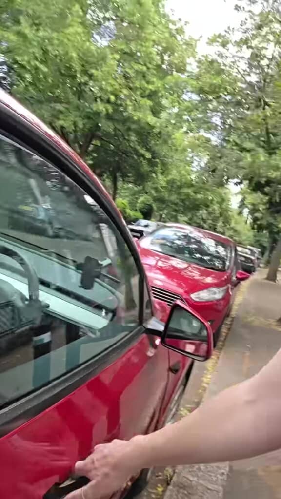車のドアに手を掛けているところ