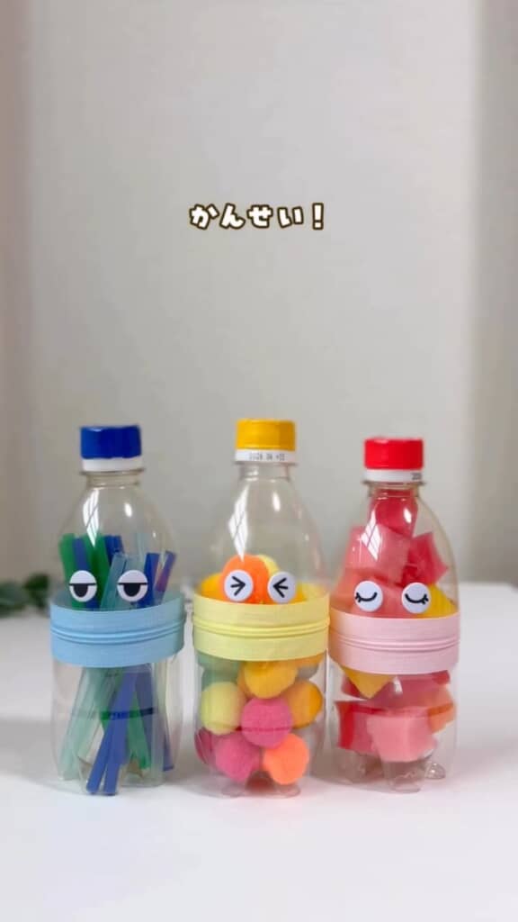 （6/7）目玉シールを貼り、キャップにもテープを巻いたら「パックンボトル」の完成！　表情を変えていろいろな顔を作るのも楽しそうです