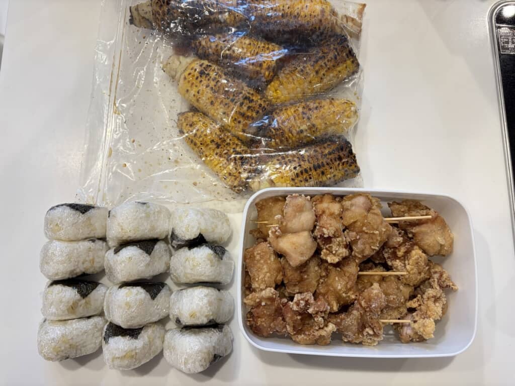 パパ＆ママが作った炭火焼きトウモロコシ、おにぎり、唐揚げ棒！