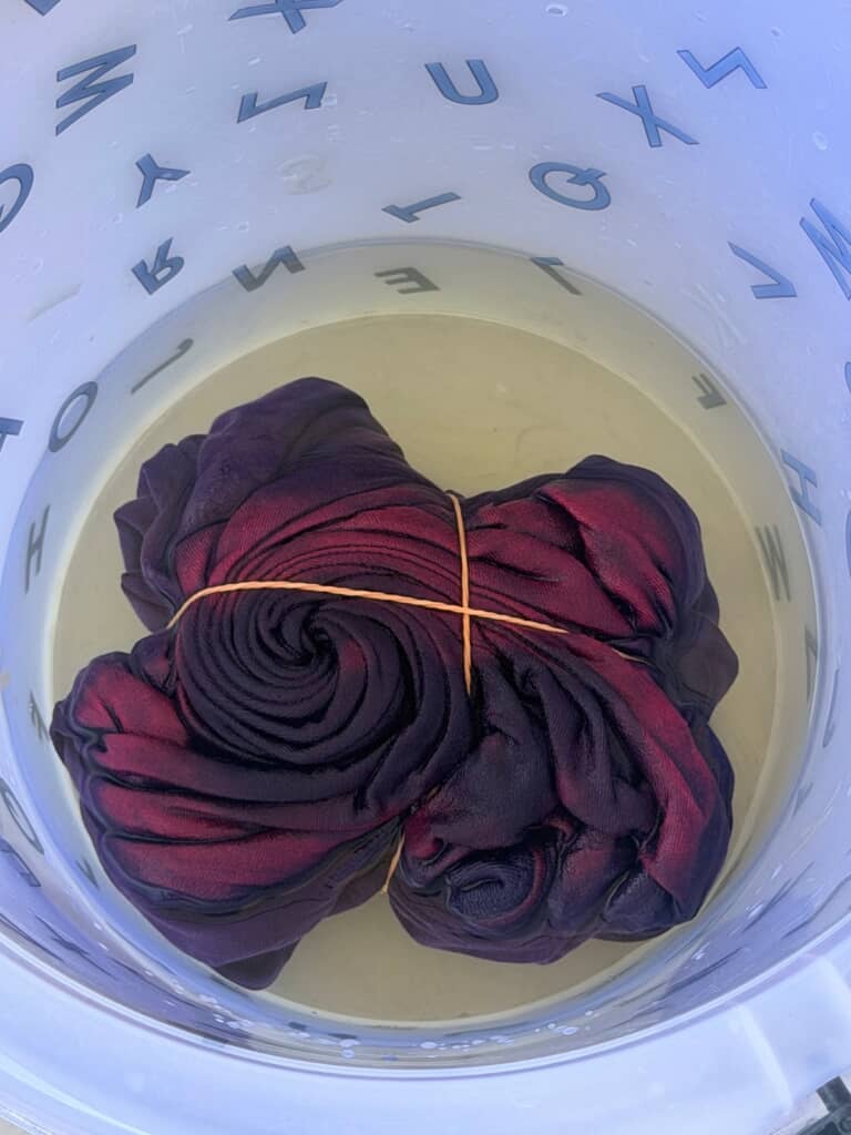 Tシャツをぎゅーっとまとめて漂白剤の入った液体へ