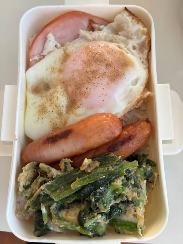 ハムや目玉焼きが入ったお弁当