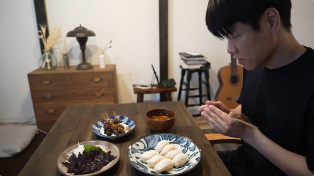「うまい、うまい」と味わう穴ぐらさんでした