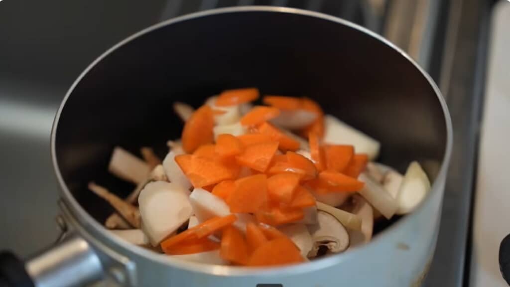具沢山の椎茸汁を作ります