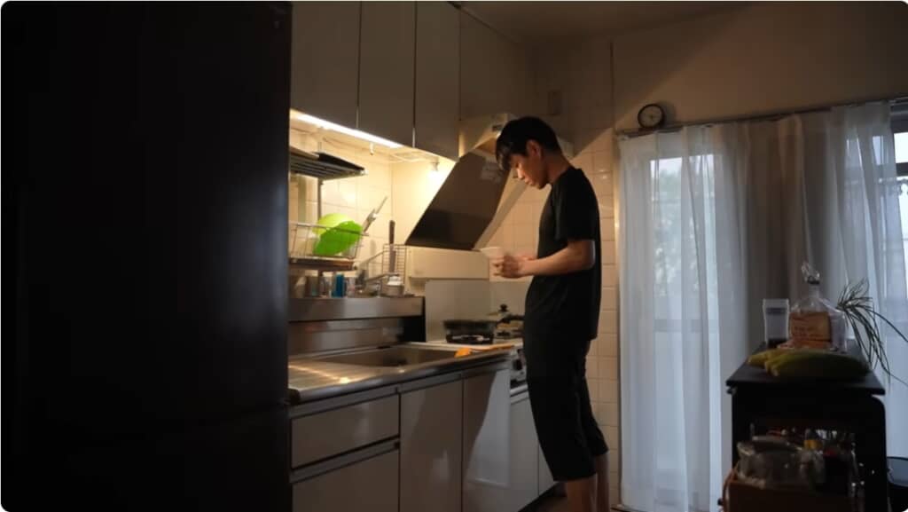 整えられた台所に立つ穴ぐらさん