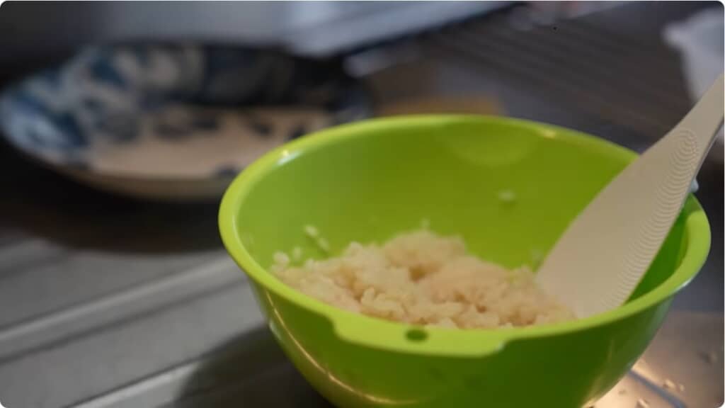 寿司酢を作ってご飯に混ぜ、酢飯を作ります
