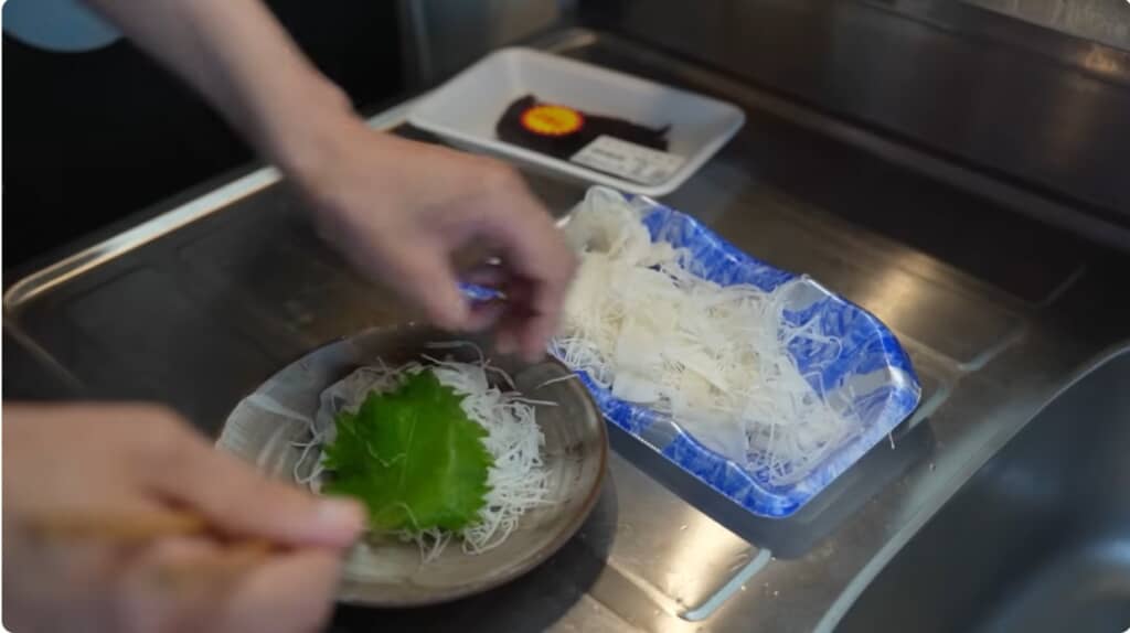 赤イカのつまと大葉をお皿に移します