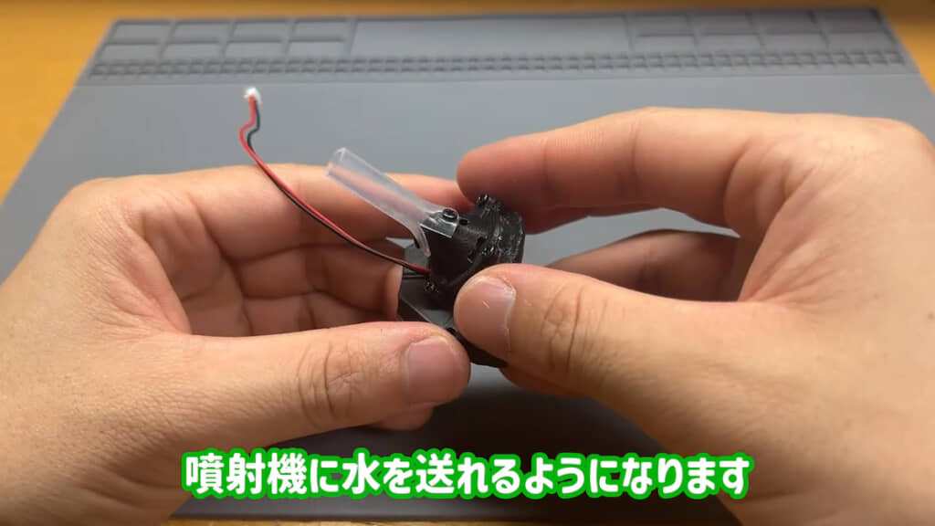 給水タンクとミスト噴射機、ミストを送るパイプを合体