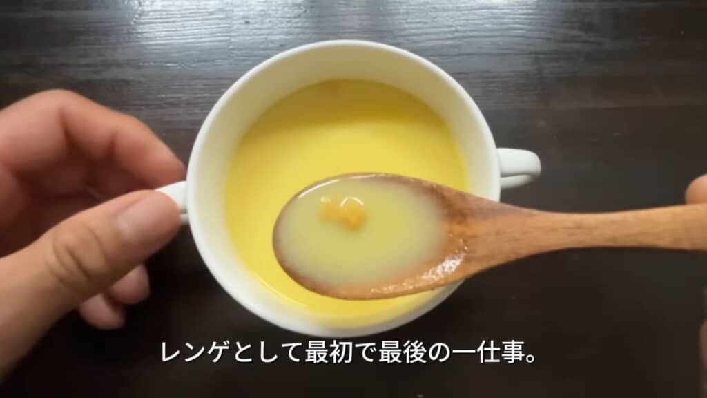 レンゲスプーンを使ってコーンポタージュを食べる
