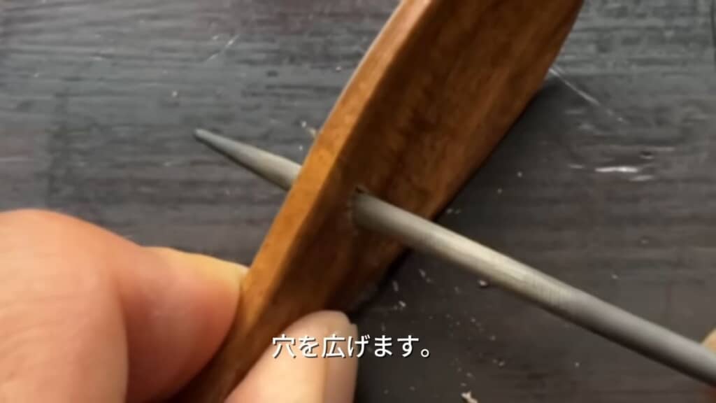 金属製のヤスリで穴を拡大