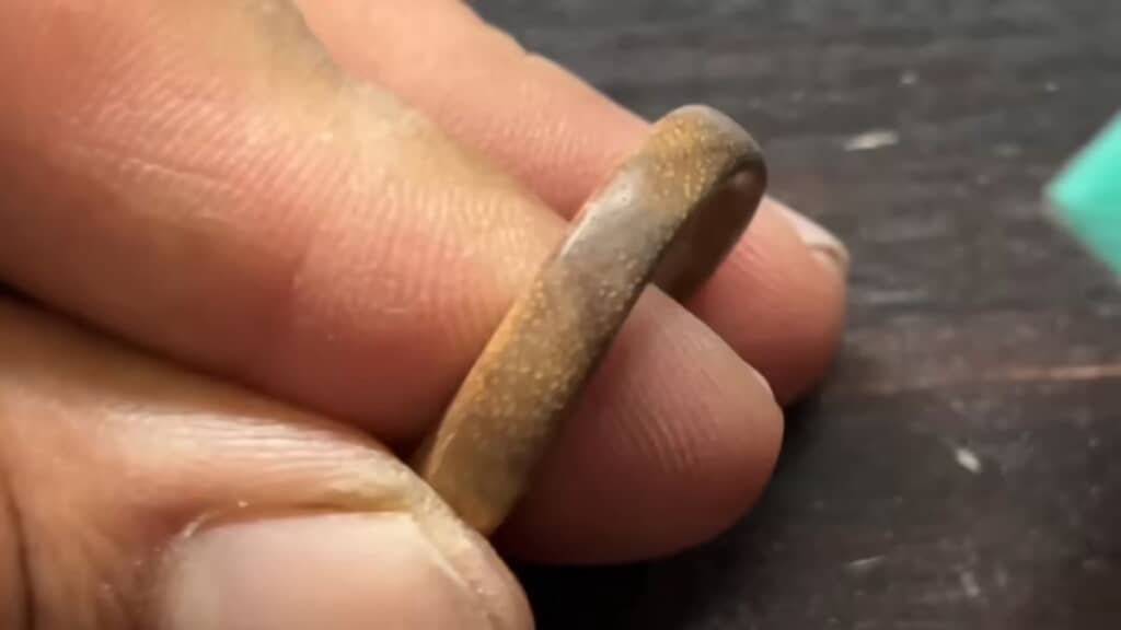 表面にツヤが出てきたリング状の物体