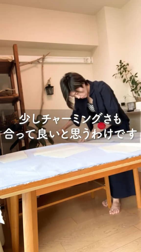 シャツにする生地の上に型紙を配置