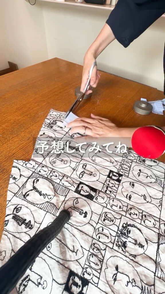 個性的な柄生地をカット