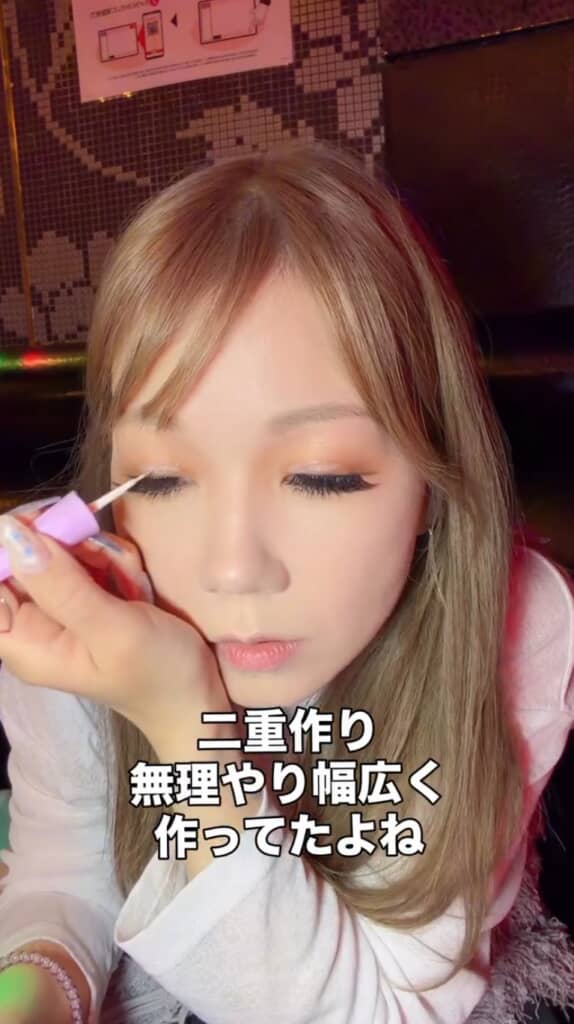 (5/9)当時はアイプチののりを使って二重幅を広げていたというまあきさん。のりを乾かしてからラインを作り、くっきり幅広の二重を再現します