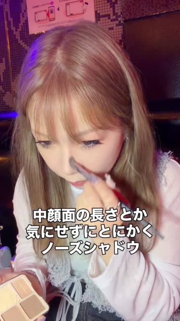 (6/9)ノーズシャドウは中顔面の長さなどを気にせず、鼻筋に沿ってまっすぐガッツリ! 令和メイクとの違いが感じられるポイントです