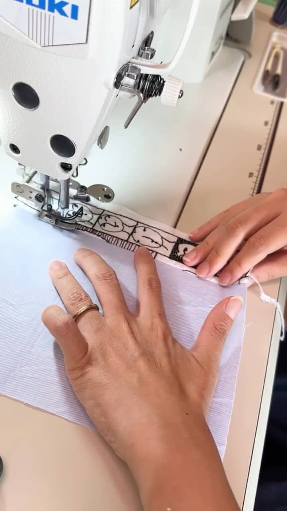 メインの生地に縫い付けて……