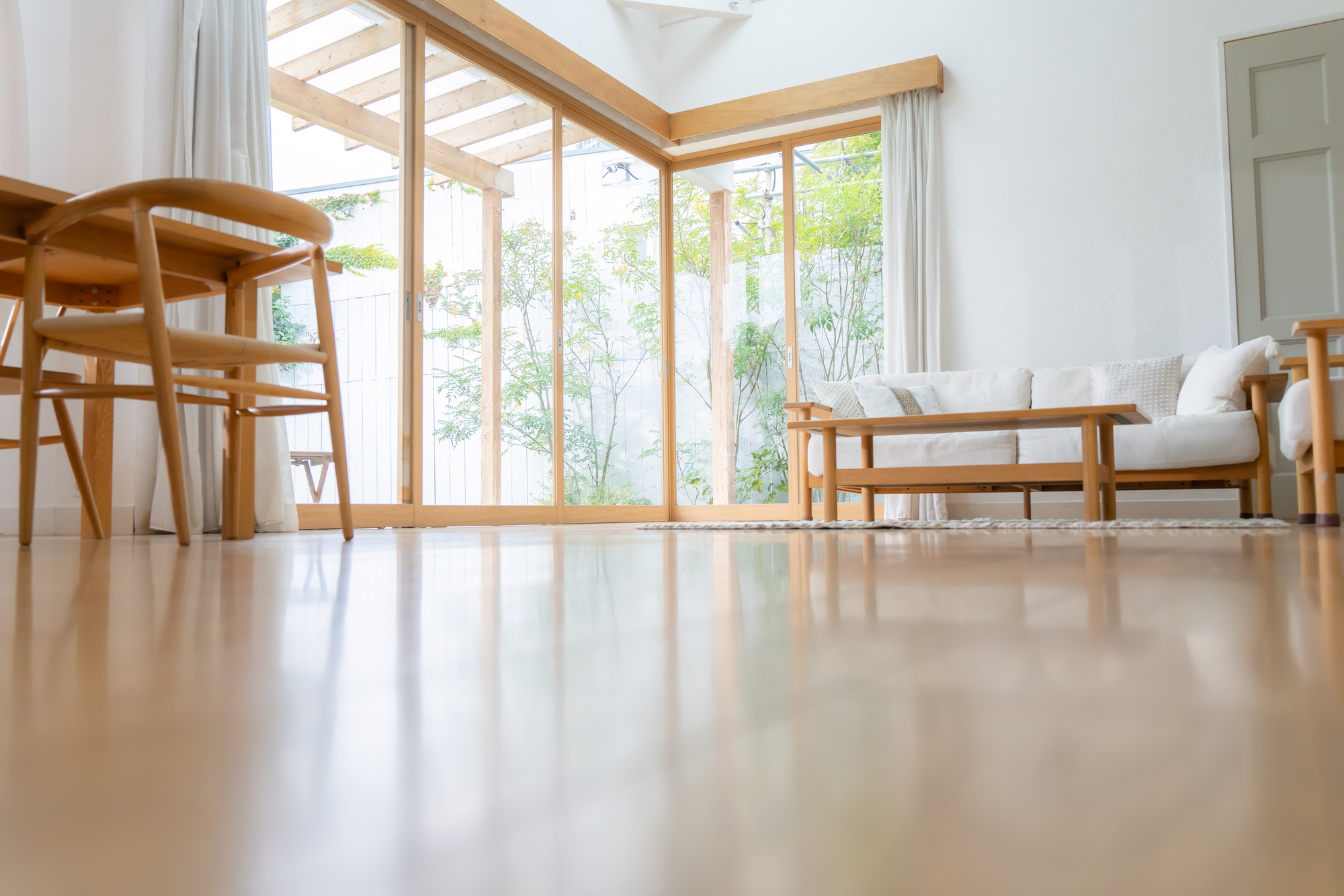 「窓から感じる暑さが半減」 夏に使える“窓枠断熱テープ”に高評価の声!「アツアツだった窓枠がぬる~い感じに」「貼った甲斐はありました」(1/2) | ライフ ねとらぼリサーチ