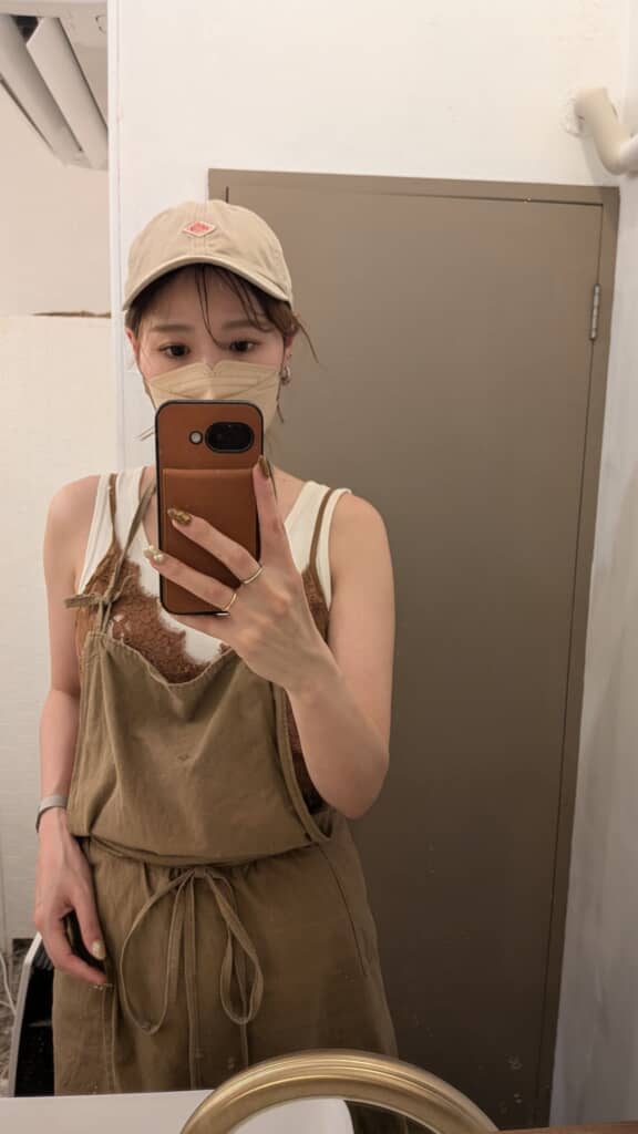 Natsukoさんのキャップをかぶった“お仕事コーデ”