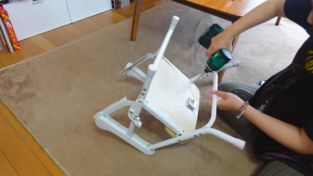 ベビーチェアを解体します