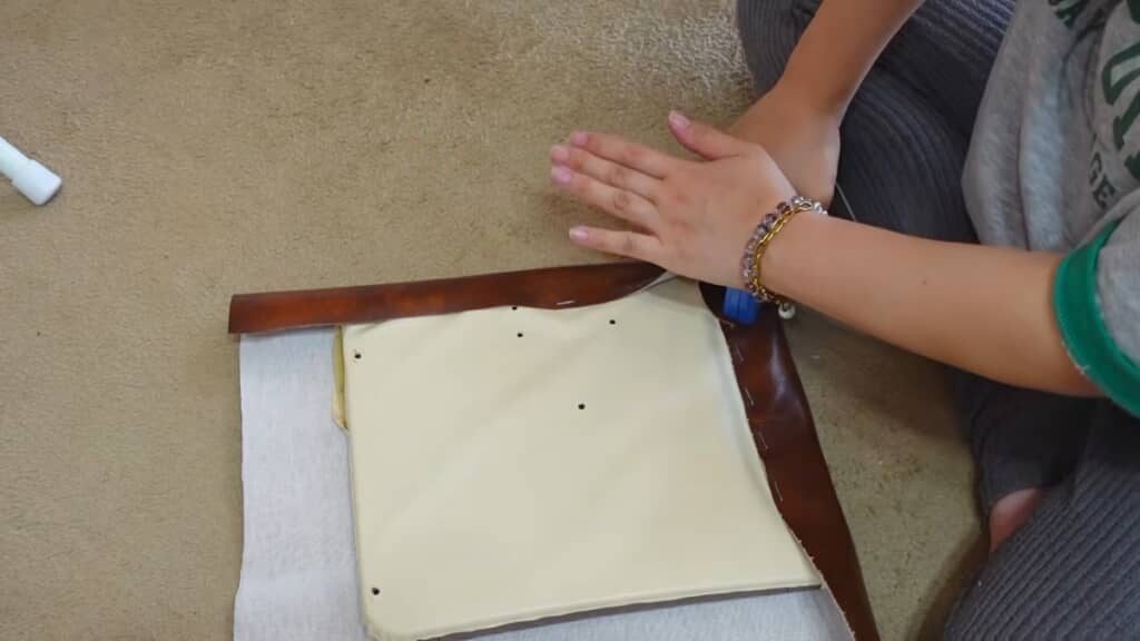 合皮をタッカーで留めて