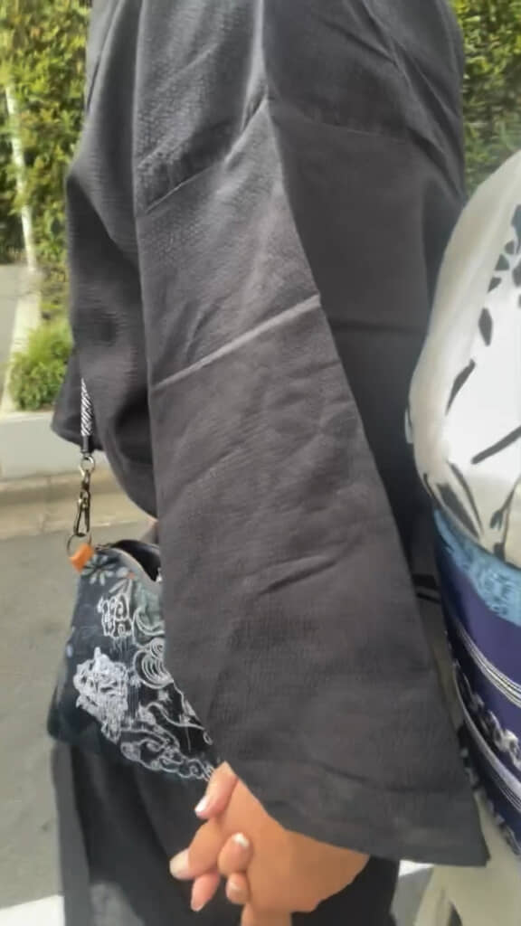 手をつないで仲良く……