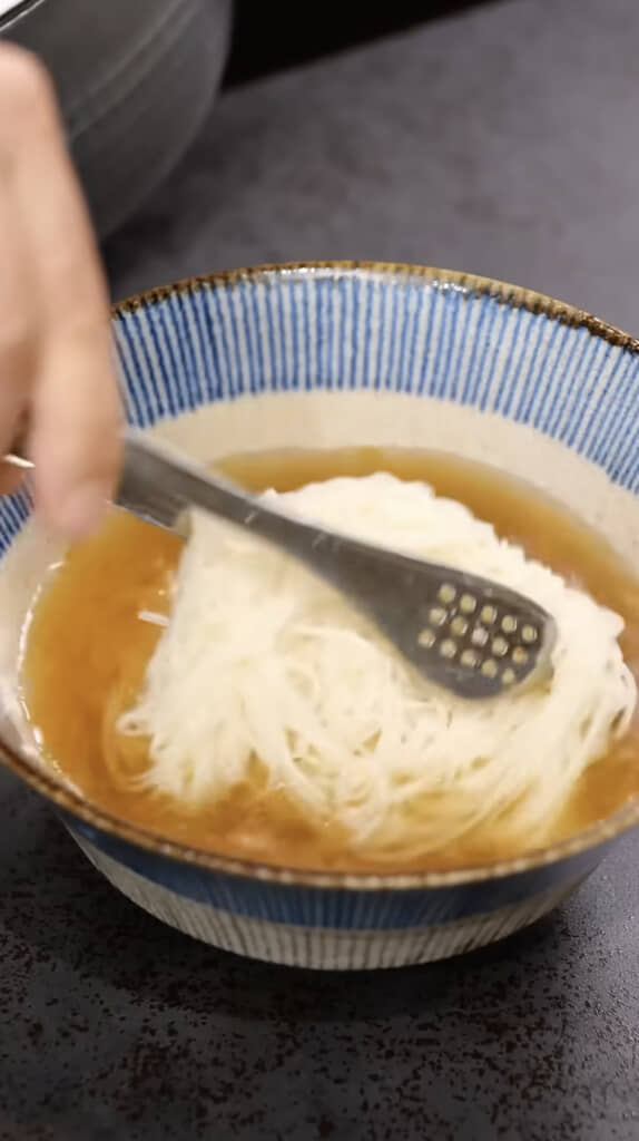 ゆでたそうめんを入れて……