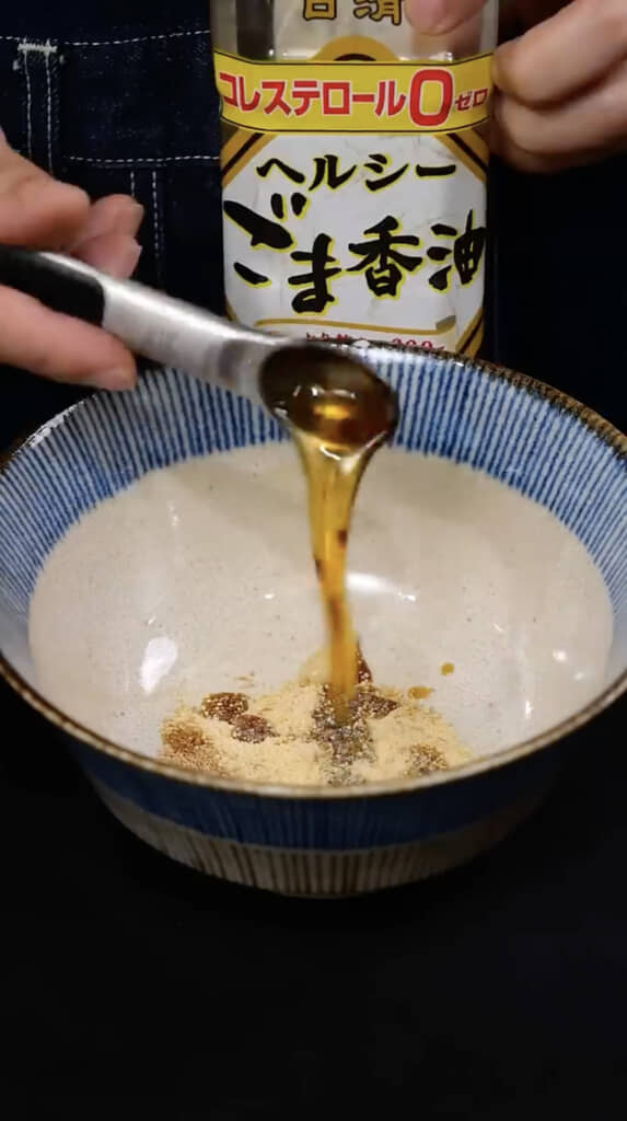 ごま油などをどんぶりに入れてチン