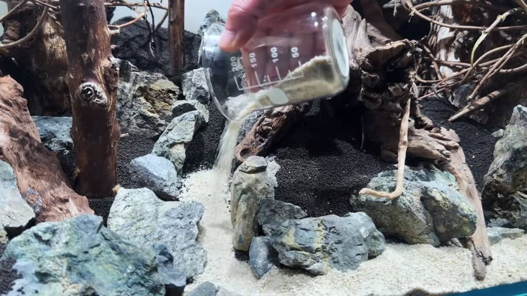 風山石で作った道にもラプラタサンドを敷く