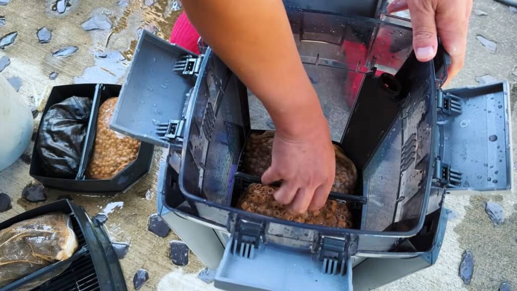 フィルターのろ材を交換する作業