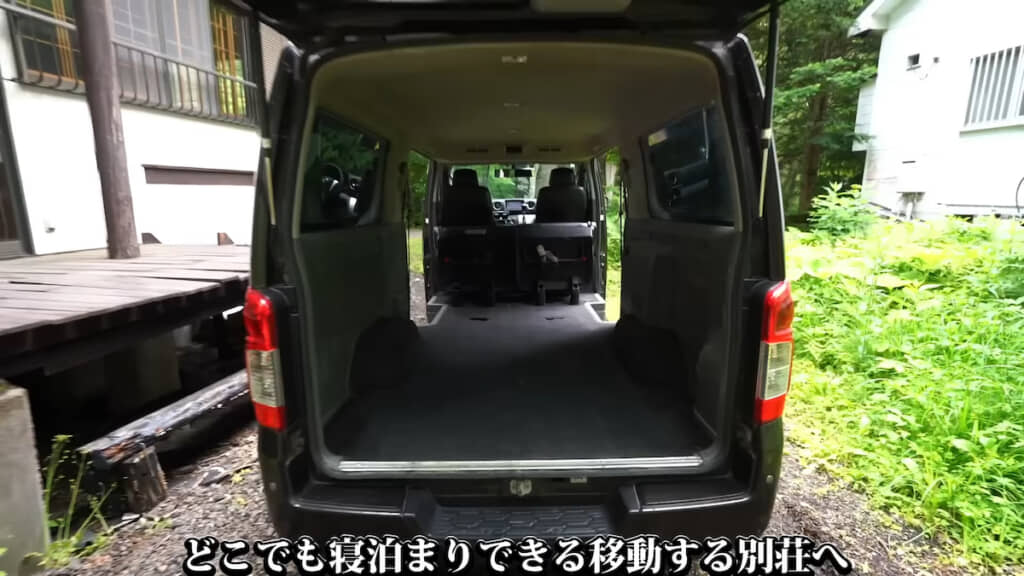 内装は傷だらけで粉塵まみれ