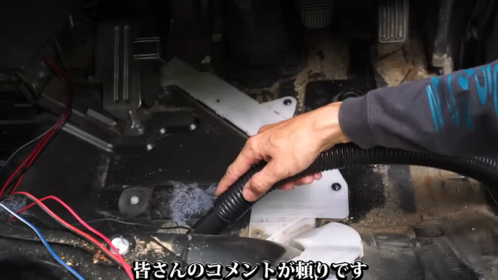 マットを剥がして床を掃除する