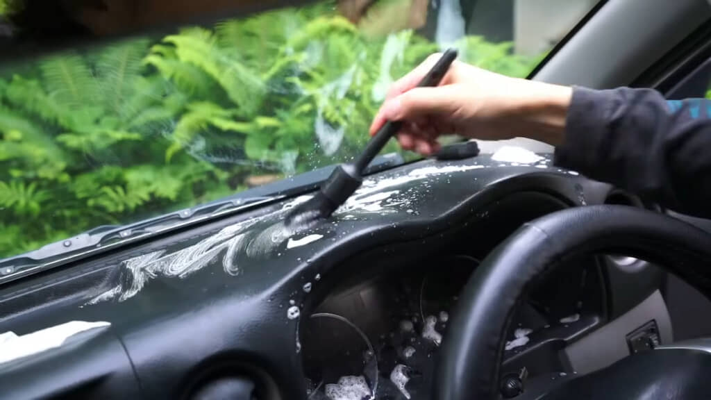 運転席周りを掃除する