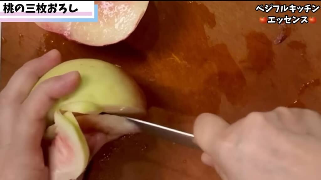 種が残っている方の果肉も角度をつけて差し込んだ包丁でカット