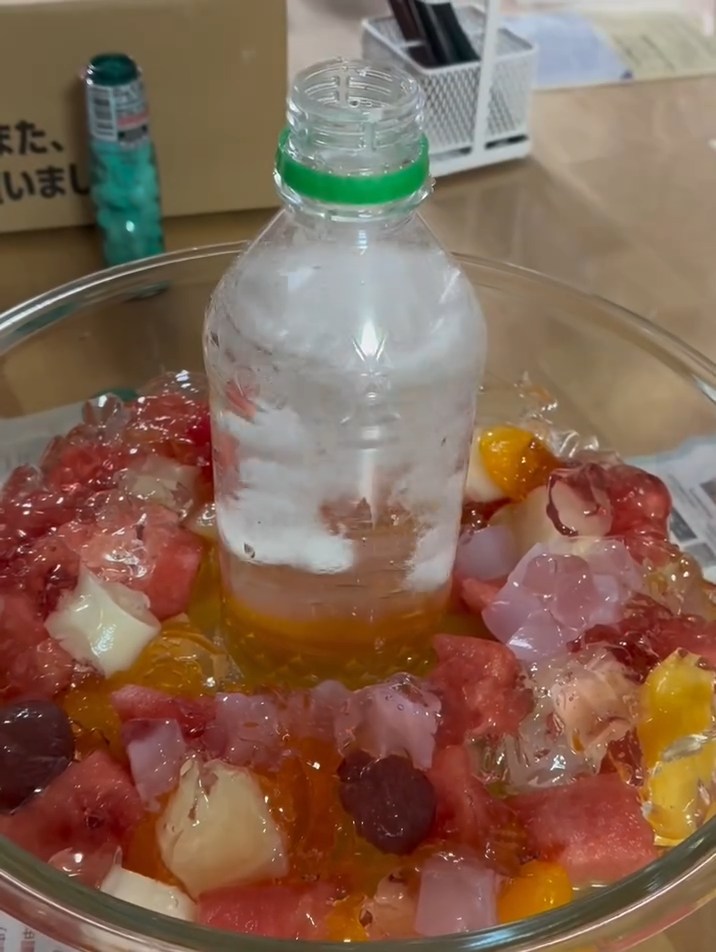 ラムネ菓子をボトルに入れると……
