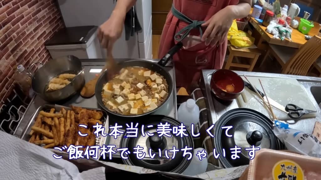 大量の揚げ物を揚げつつ、麻婆豆腐も作ります