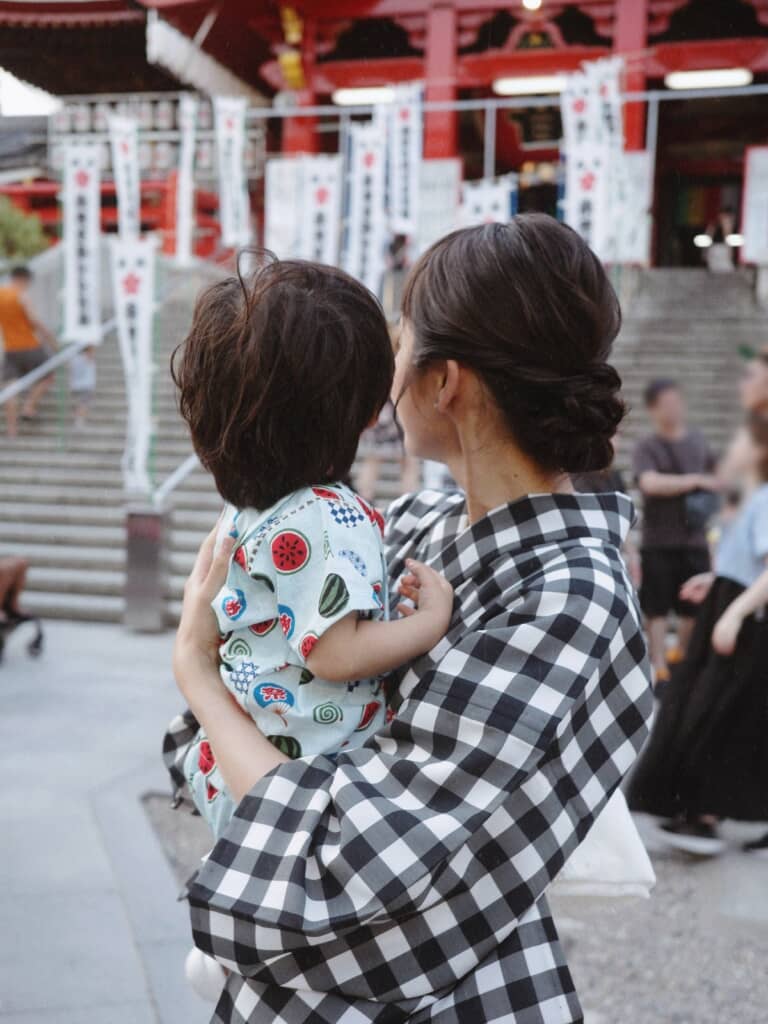 甥っ子を抱っこしている三浦さん