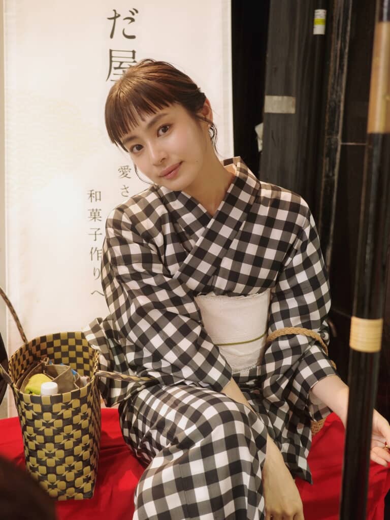 和菓子屋の縁台に腰かけた三浦さん
