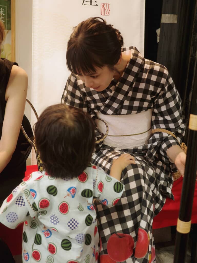 甥っ子に話しかける三浦さん